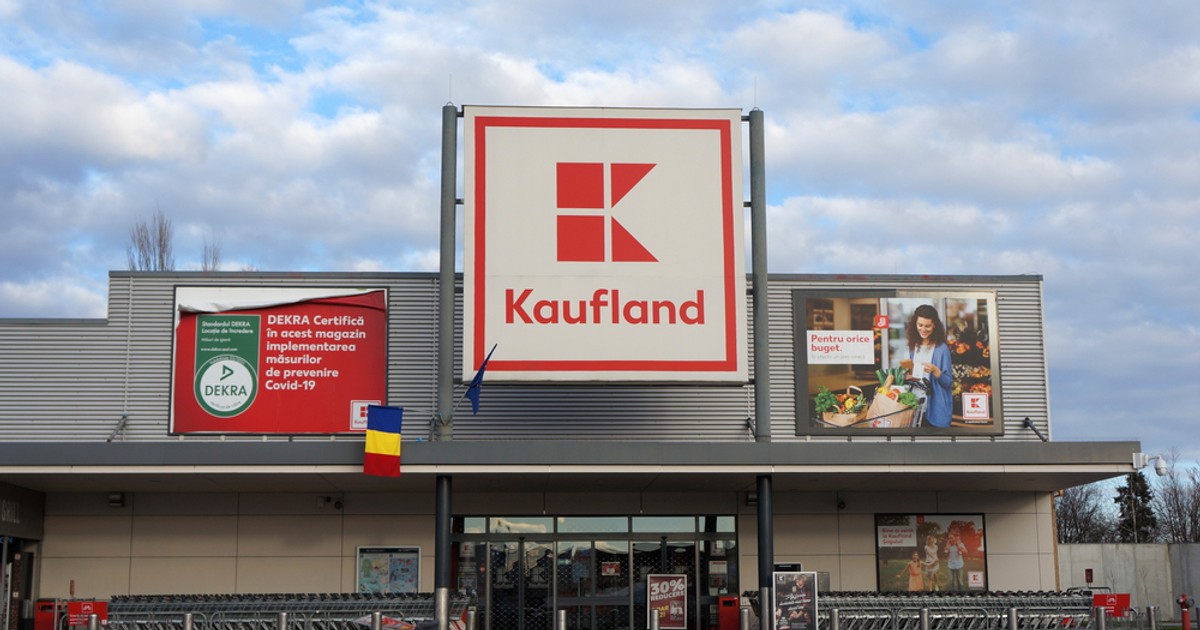 Program Kaufland de Crăciun 2024 - Imagine cu intrarea într-un magazin Kaufland din Timişoara.