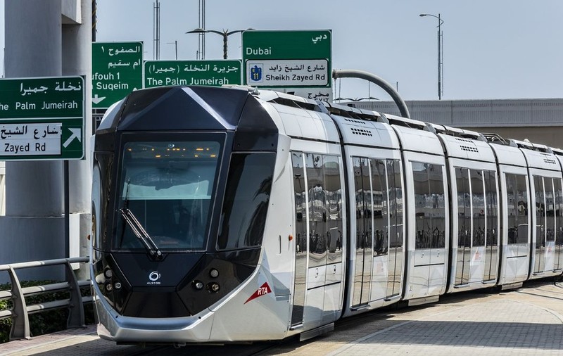Emiratele Arabe Unite au lansat primul tren național de pasageri. Călătoria între Dubai și Abu Dhabi durează acum doar 50 de minute și costă 10 euro. Sursă foto: Shutterstock