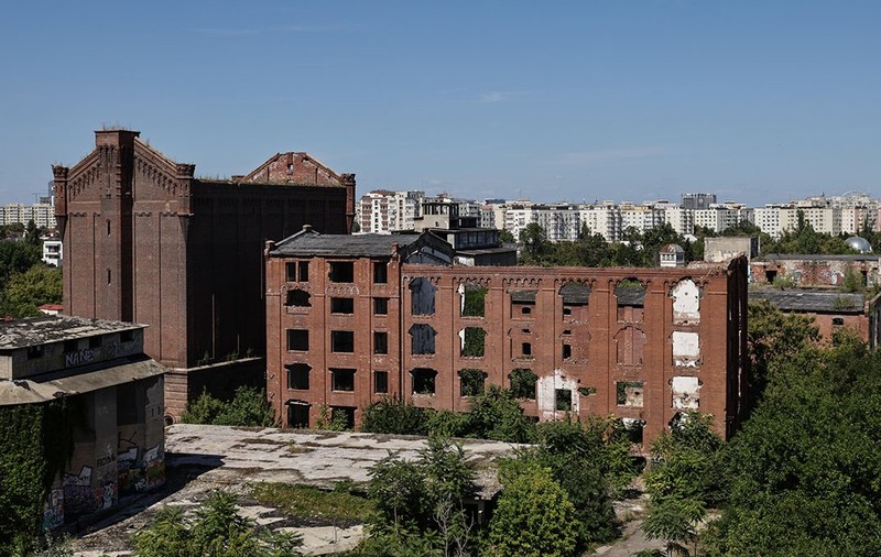 Moara lui Assan, o clădire veche, se află în ruină.