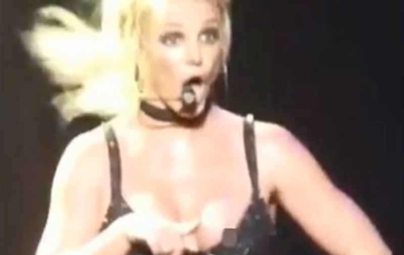 Incident vestimentar pe scenă. Britney Spears, cu nurii la vedere