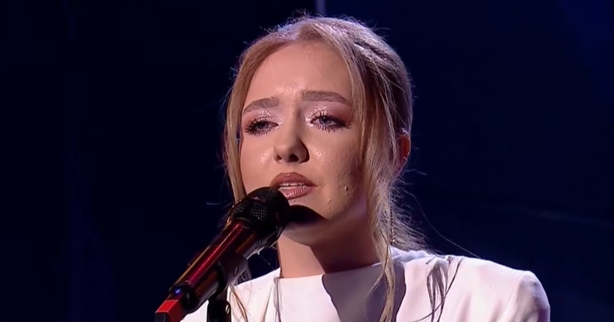 Alexia Tudose în rochie albă, cu mâneci lungi, în finala Românii au talent 2025