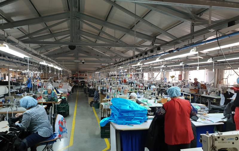 Fabrica de steaguri din Sibiu s-a reprofilat și produce echipamente de protecție. “Facem măști textile, care se pot spăla”