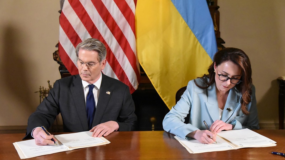 Scott Bessent (stânga) și ministrul ucrainean al Economiei și Comerțului Iulia Svîrîdenko semnează acordul privind viitoarele exploatări de resurse naturale ucrainene Foto: Profimedia