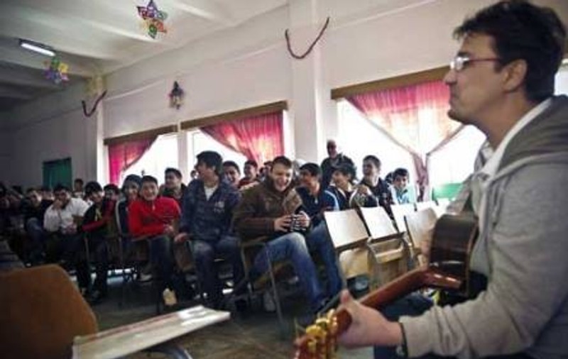 EXCLUSIV/ Proiectul secret al lui Florin Chilian. Artistul organizează întâlniri între pușcăriași şi copiii lor