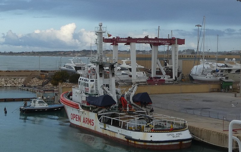 Nava cu refugiații pe care România era dispusă să-i primească rămâne blocată în Mediterana