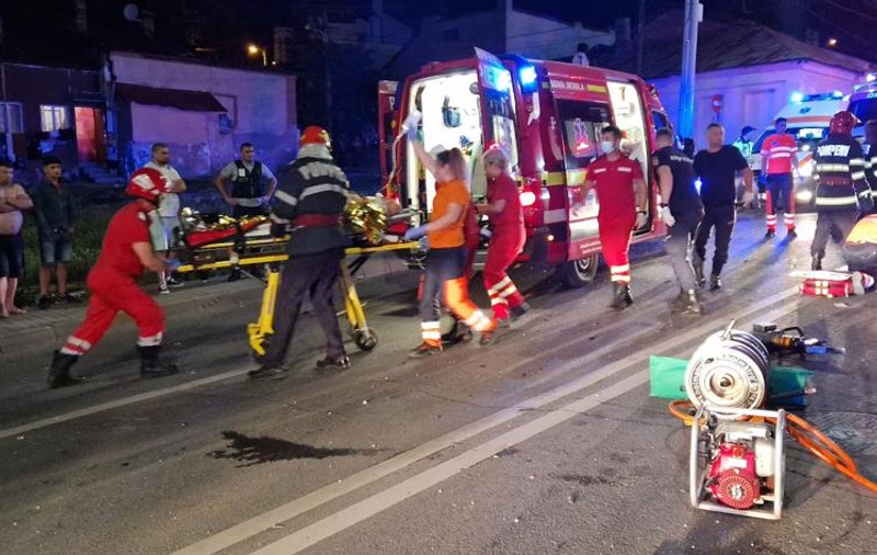 Patru morți și patru răniți la Iași, după ce o șoferiță băută a intrat cu mașina într-un grup de muncitori care lucrau la drum