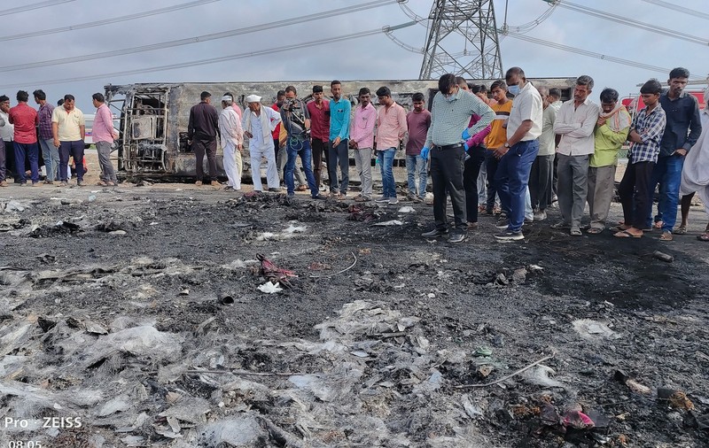 Cel puțin 25 de persoane au murit în India, după ce un autobuz a luat foc în urma unui accident