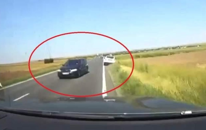 VIDEO | O femeie era să provoace o tragedie în drum spre mare. Explicația halucinantă: „M-am aplecat după telefon!”