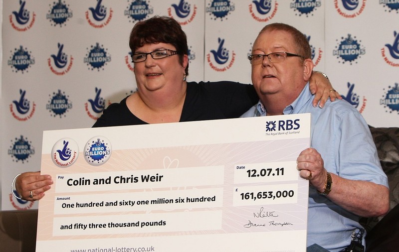 Un câștigător la loteria Euromillions a cheltuit 45 de milioane de euro în 8 ani, înainte de a muri. Dărnicia lui a devenit legendară