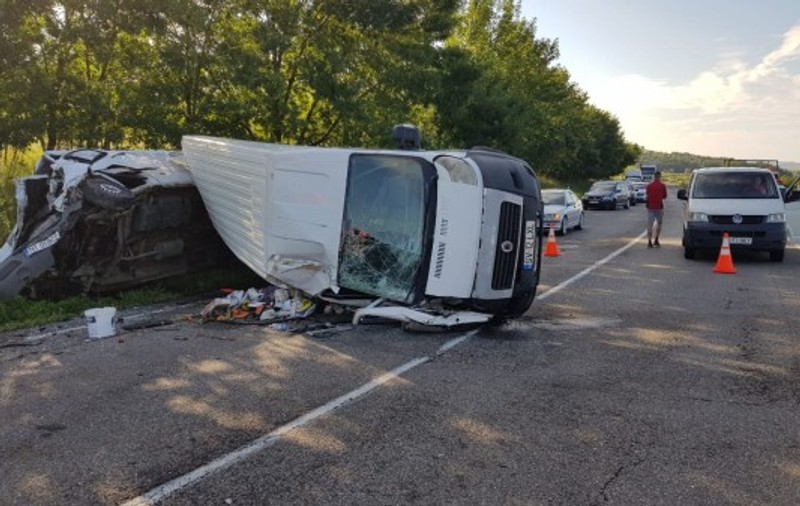 Accident grav în Podeni, județul Suceava. Șapte persoane au fost rănite. Traficul este blocat pe DN2