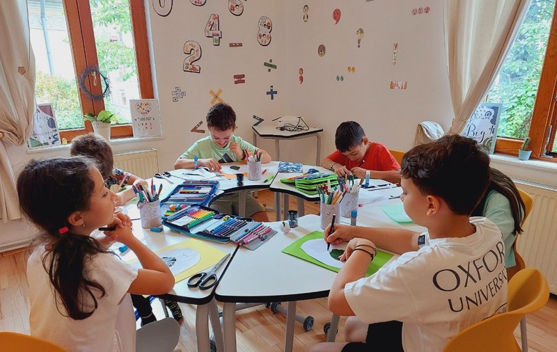 Descoperă școala care îmbină armonios elemente din pedagogia pozitivă în curriculumul național, unde copiii învață cu drag și fără presiune!