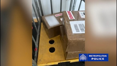 Colete descoperite de polițiști în ancheta privind rețeaua care trimitea telefoane furate în afara Marii Britanii.