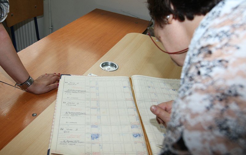Clasicul catalog are concurență electronică! Părinții, anunțați prin SMS de absențele copiilor lor