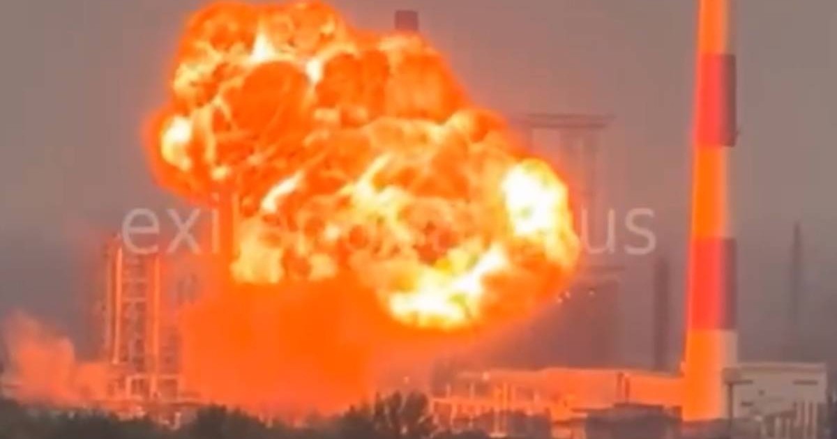 Imagine cu o minge de foc în incinta unei fabrici din Rusia, după un atac al Ucrainei cu drone