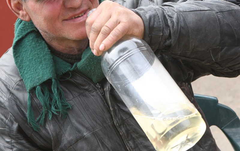 Un ieşean a băut 10 litri de alcool în urma unui pariu