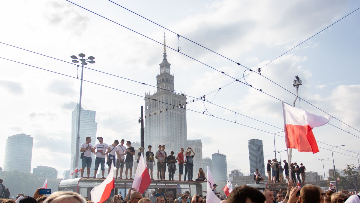 Polonia va crește salariul minim pe economie la o mie de dolari până în 2023. Marș în Varșovia
