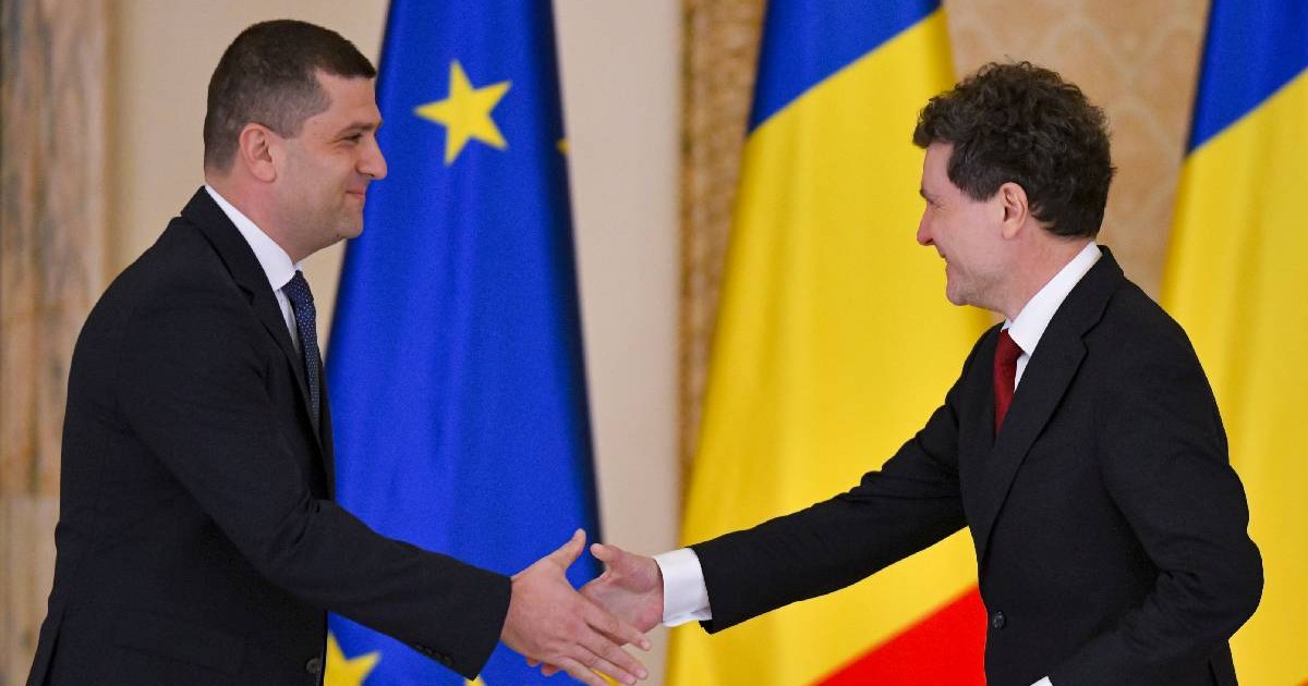 Radu Miruta, ministrul Apararii Nationale si vicepremier, a depus juramantul de investitura in functie, in prezenta presedintelui Nicusor Dan, in cadrul unei ceremonii desfasurate la Palatul Cotroceni, marti, 23 decembrie 2025. Pe fundal se văd steagurile UE și României