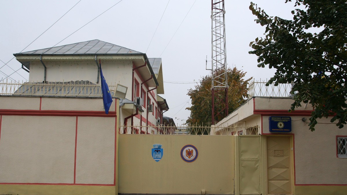 Fațada și poarta Penitenciarului Brăila