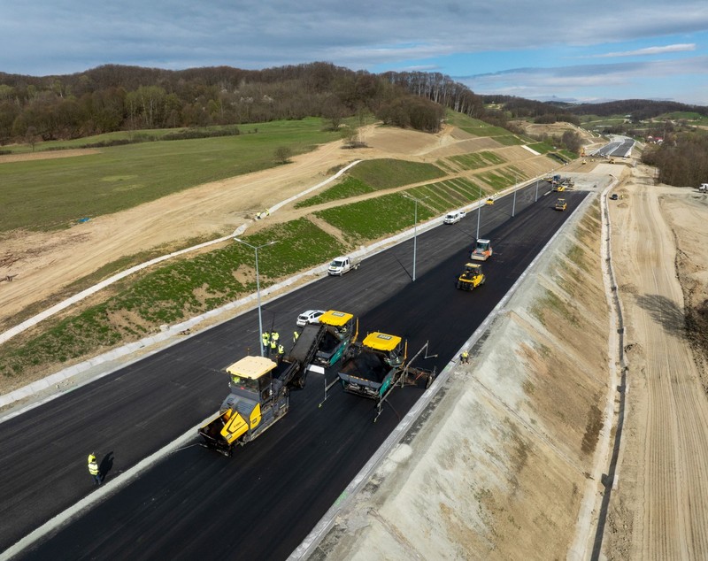 10 kilometri din Autostrada Sibiu - Pitești se deschid în august: „Strămoșii noștri treceau Carpații cu armele, noi construim autostrăzi prin munți”