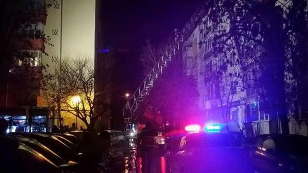 Incendiu la Timișoara. Zeci de oameni au fost evacuați, după ce mansarda unui bloc a luat foc