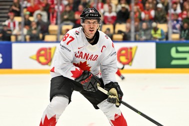 ODENSE, DENMARK - MAY 22: Sidney Crosby of Canada in action during the 2025 Ice hockey, Eishockey World Championship, WM, Weltmeisterschaft match between Canada and Denmark at Jyske Bank Arena on May 22, 2025 in Odense, Denmark. Odense Jyske Bank Arena Denmark *** ODENSE, DENMARK MAY 22 Sidney Crosby of Canada in action during the 2025 Ice Hockey World Championship match between Canada and Denmark at Jyske Bank Arena on May 22, 2025 in Odense, Denmark Odense Jyske Bank Arena Denmark Copyright: xJustPictures.ch/AndreaxBrancax jp-en-EuSpIm-AB_22052025_AAB_2270,Image: 1002147257, License: Rights-managed, Restrictions: , Model Release: no