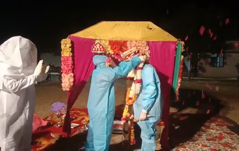 VIDEO | Căsătorie la un centru COVID-19 din India. Mireasa a fost testată pozitiv în ziua nunții