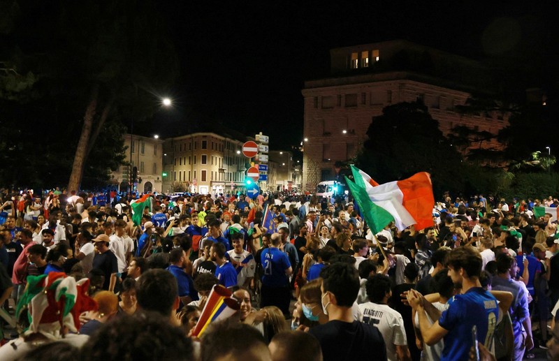 Brescia, cucerirea titlului european sărbătorită și aici în stradă. Foto: EPA-EFE/FILIPPO VENEZIA