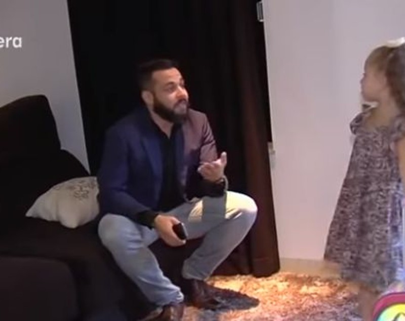 Un bărbat rămas văduv s-a îmbrăcat în femeie ca să-i facă pe plac fiicei sale la școală | FOTO