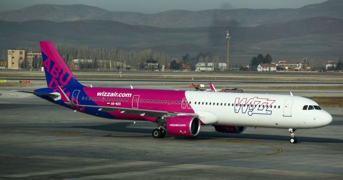 O aeronavă Wizz Air se pregătește să decoleze de pe un aeroport