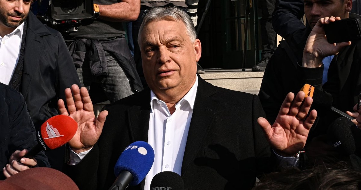 12.04.2026 Prim-ministrul ungar Viktor Orbán vorbește cu presa după ce și-a exprimat votul în cadrul alegerilor parlamentare din Ungaria, în fața unui secție de votare din Budapesta, Ungaria.