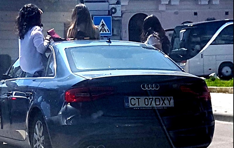 Fete filmate în trafic pe jumătate ieșite din mașină, amendate de polițiști. Le-au identificat de pe Youtube