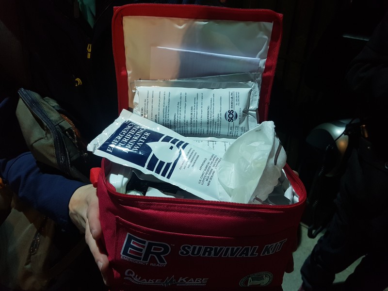 Trusa necesară la cutremur: apă, lanternă, fluier, pătură termică