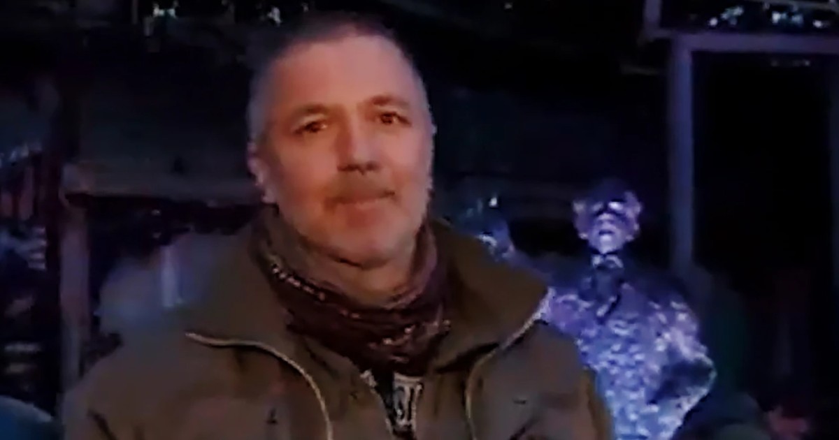 Marko Miloșevic în pulover pe gât și geacă, seara.