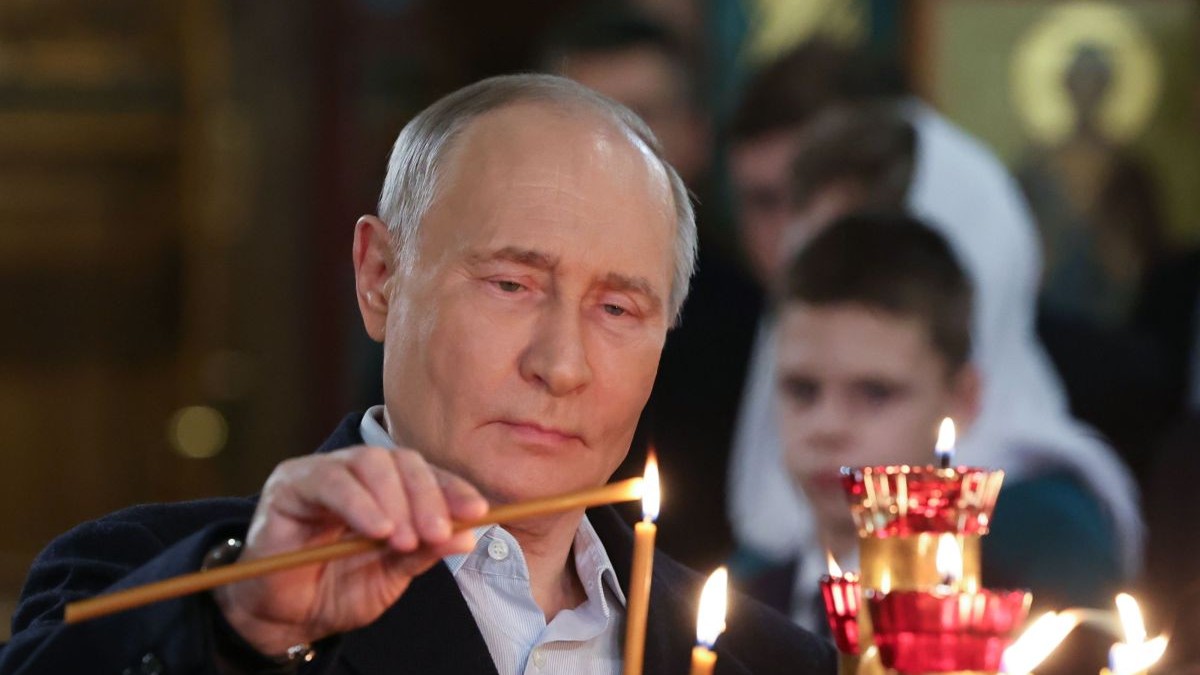 Vladimir Putin aprinde o lumânare în timpul unei slujbe dintr-o biserică din Moscova, ianuarie 2025