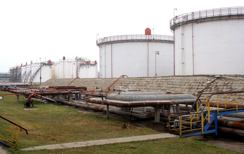 Două persoane au căzut într-un bazin, la Rafinăria Petromidia. Una dintre victime a murit. Precizările companiei