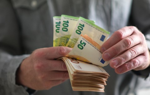 Un pensionar român trebuie să restituie statului român 56.000 de euro. Bărbatul a fost șef al unui ocol silvic și a pierdut definitiv procesul cu Romsilva