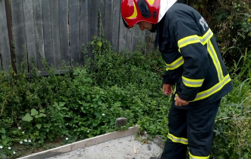UPDATE: Două persoane, salvate dintr-o fosă septică din Vrancea. Un bărbat a fost transportat cu elicopterul la spital/ FOTO