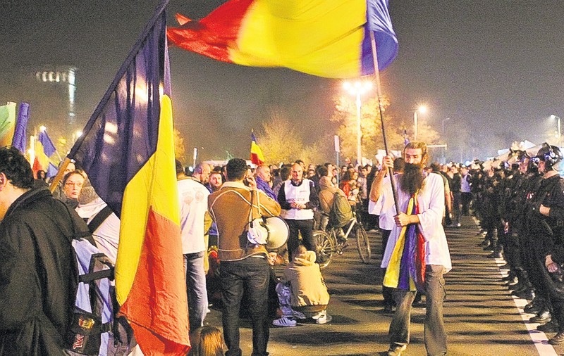 PROTESTELE ÎMPOTRIVA proiectului Roşia Montana CONTINUĂ! Vezi ce PANCARTE au purtat manifestanţii! FOTO
