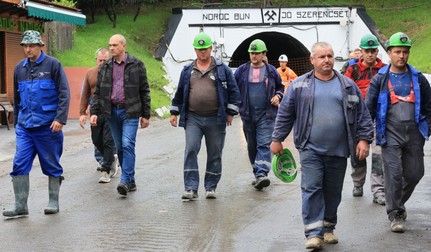 Protest la Praid: angajații companiei miniere s-au ascuns în birouri, localnicii cer demisii. Foto: Gábor Fuszek