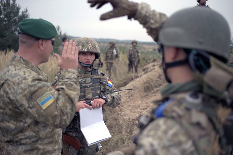 Până în 2014, România era inclusă în manualele de instruire a militarilor ucraineni ca un posibil agresor. Foto: militari din România și Ucraina participă la exercițiul militar International Rapid Trident 2019, în apropiere de orașul Lviv. Foto: Profimedia