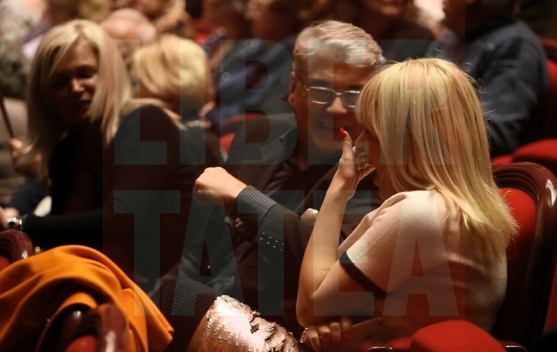 VIDEO EXCLUSIV/ Elena Udrea, adormită la un spectacol de vals