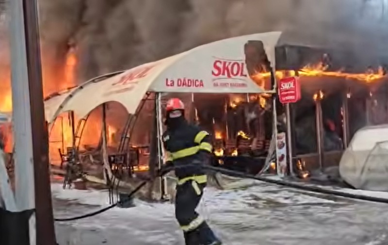 Incendiu puternic la un restaurant din Craiova. Pompierii intervin de urgență