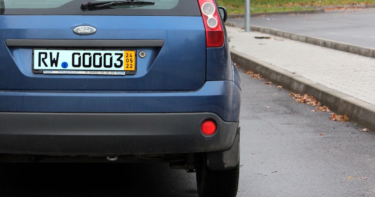 Ford Fiesta, din anul 2007, de culoare albastră, fotografiat din spate, pe o stradă