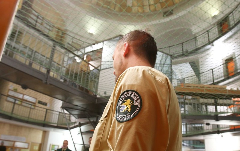 Un deţinut român condamnat pe viaţă a atacat un gardian într-un penitenciar din GRECIA