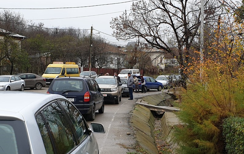 Bătaie într-o secție de vot din  Dolj. Un bărbat a fost agresat pentru că a pozat un localnic care aducea persoane la vot