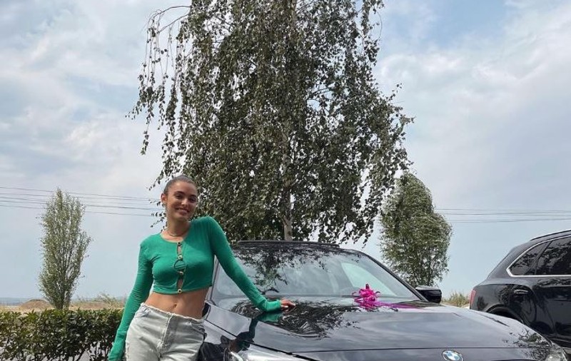 Alexia Eram, fiica Andreei Esca, și-a cumpărat singură mașina visurilor ei: „Nu mai iau bani de la părinți din anul 2 de facultate”