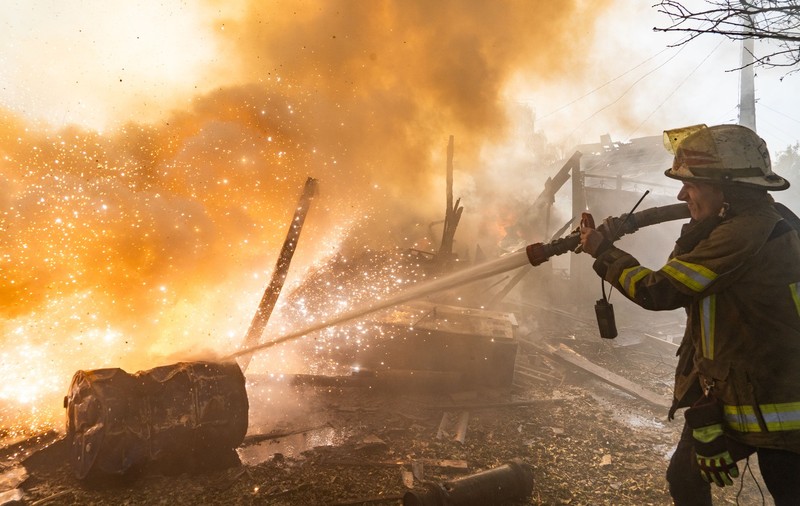 Pompierii ucraineni luptă cu flăcările provocate de bombardamentele rusești. Imagine cu caracter ilustrativ Sursa foto: Profimedia