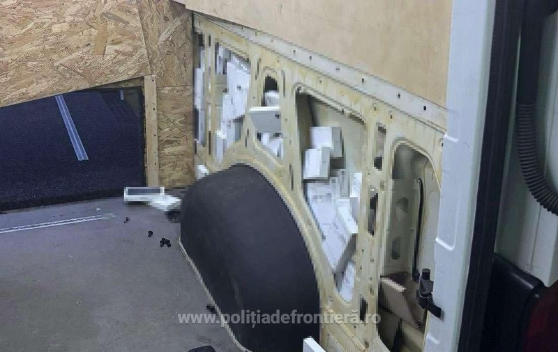 Sute de telefoane mobile, descoperite de Poliția de Frontieră în pereții unui microbuz înmatriculat în Ucraina. Bunurile valorau de 14 ori mai mult decât vehiculul