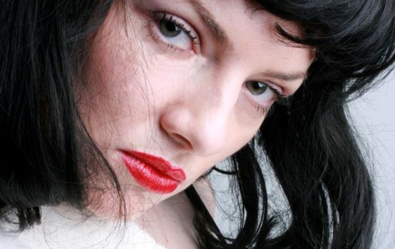 Rouge, brunetă pentru o zi