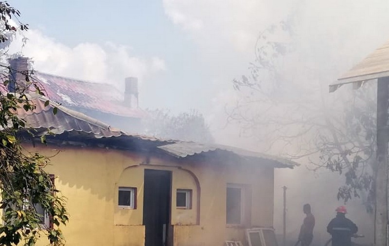 Un incendiu izbucnit la o casă din județul Dâmboviţa s-a extins la alte două locuințe din apropiere